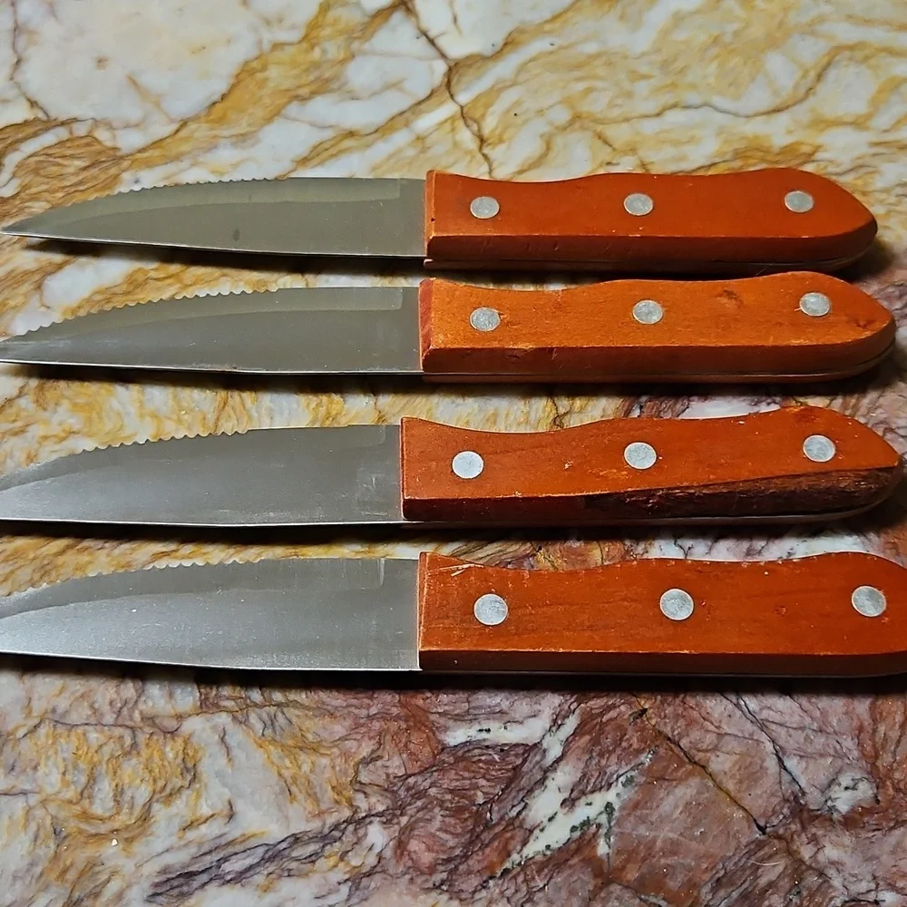 Set of 4 steak knives NEW